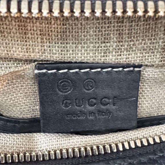 Gucci embossed black leather camera bag. - Picture 3 of 8